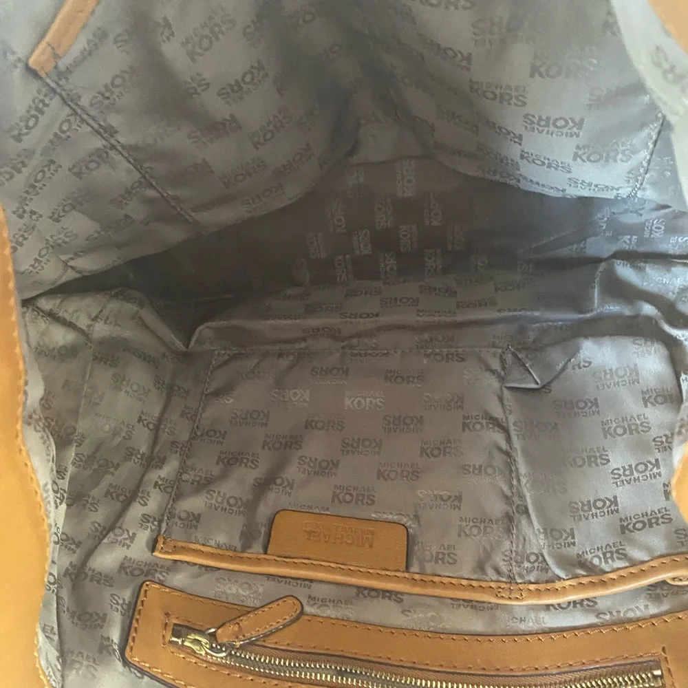 Michael Kors Bag (Tan) w/Silver Hardware. - Picture 2 of 12
